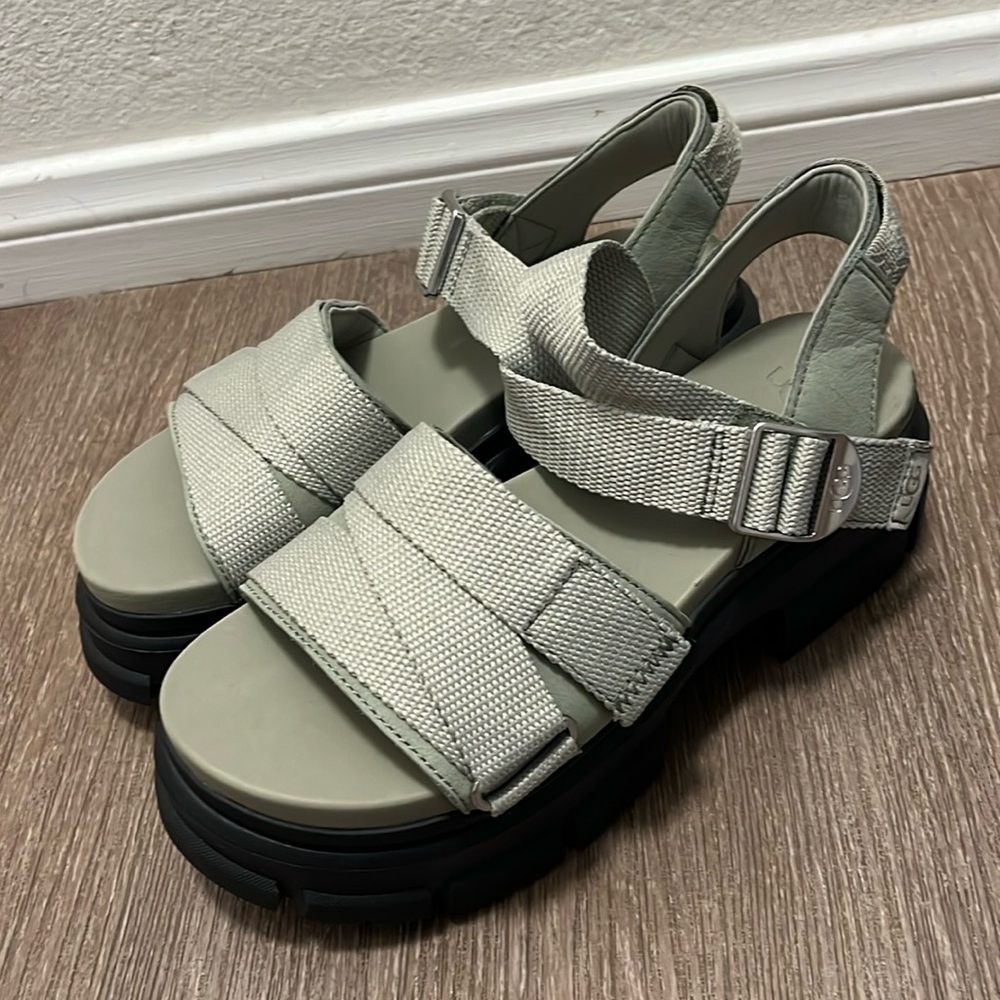 Ugg women’s Ashton sling back size 7. Tried on. Minor damage on the back.